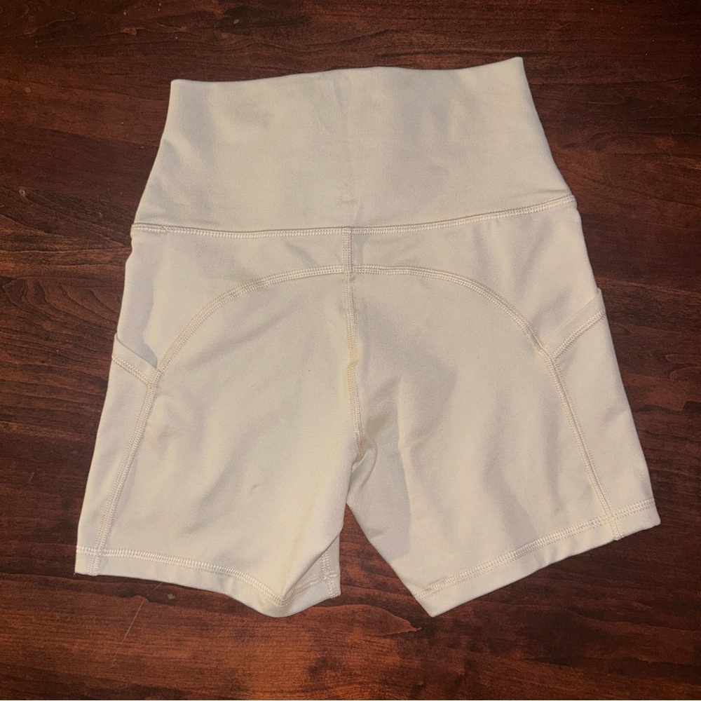 Offline By Aerie The Hugger 5” Pocket High-Waisted Tan Biker Shorts - Picture 2 of 4